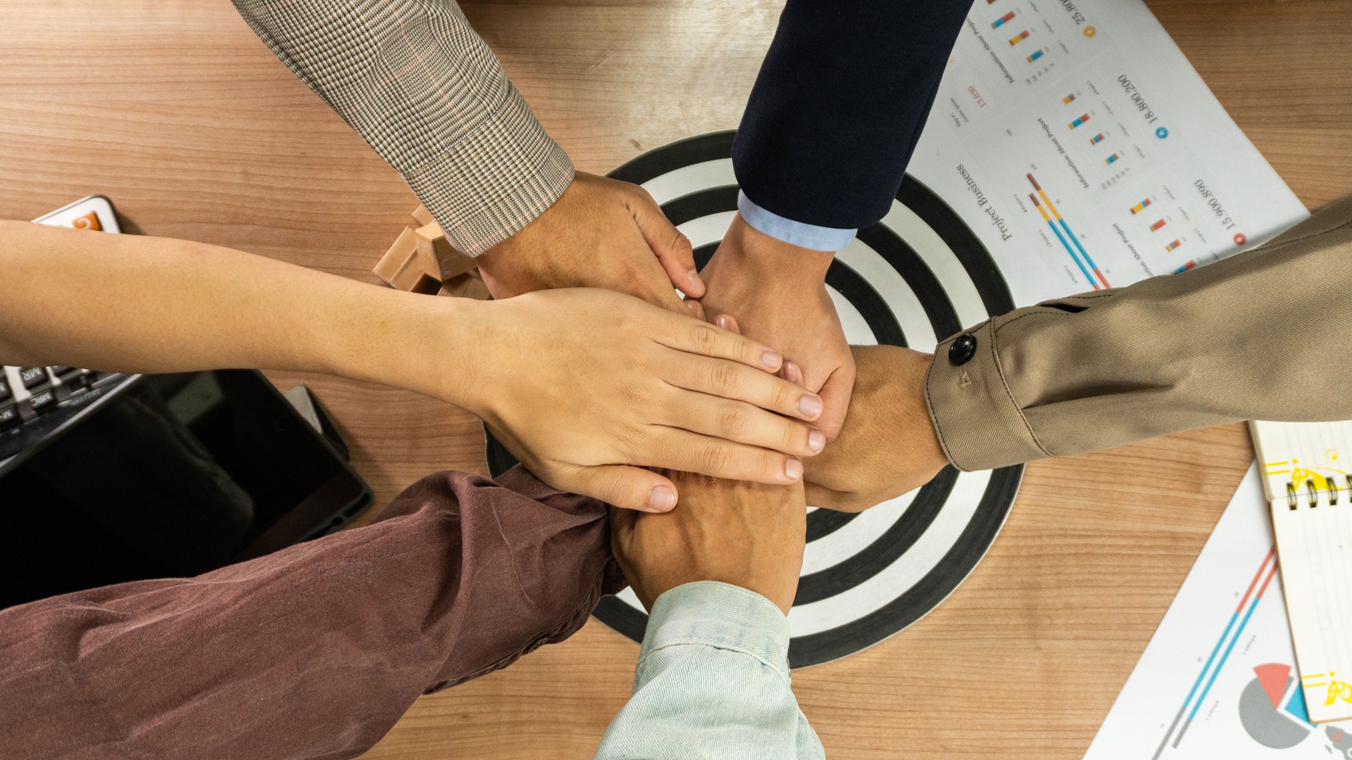Businessman Point to a darts aiming at the target center business.Creative idea teamwork concept. Group of multiethnic diverse team, business partner, project meeting at modern office.